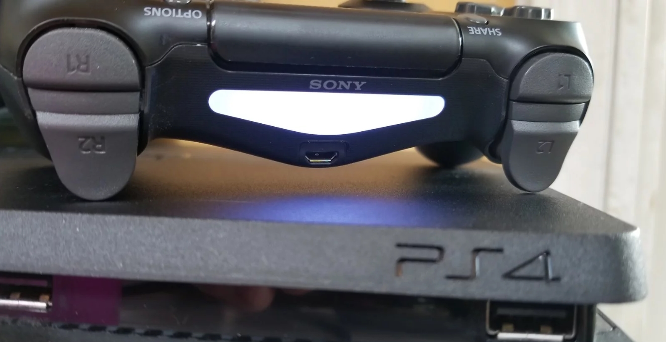 Контроллер PS4 мигает белым