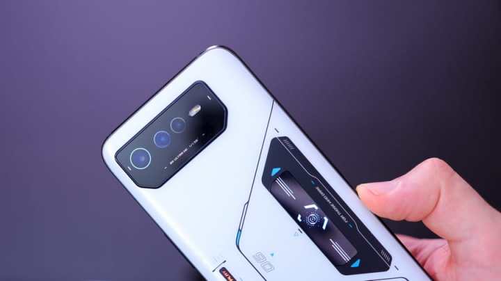 Фотография Asus ROG Phone 6 — версия Pro в белом цвете