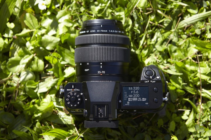 Комплектный объектив, который поставляется с Fujifilm GFX 50s II.